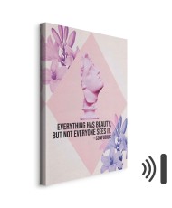 Paveikslas Grožio žvilgsnis: įkvepianti citata su rožiniu biustu ir gėlėmis