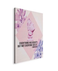 Paveikslas Grožio žvilgsnis: įkvepianti citata su rožiniu biustu ir gėlėmis