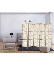 Japoniška kambario pertvara - Smėliniai gamtos tonai - Gėlės ir drugeliai baltame fone - iliustracija