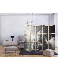 Japoniška kambario pertvara - Neįprastas reiškinys: saulė apšviečia tamsius debesis